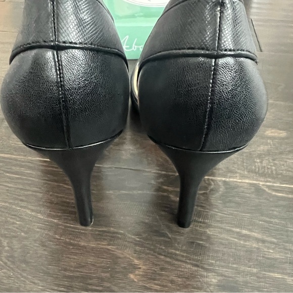 Women’s size 10 - Picture 2 of 4